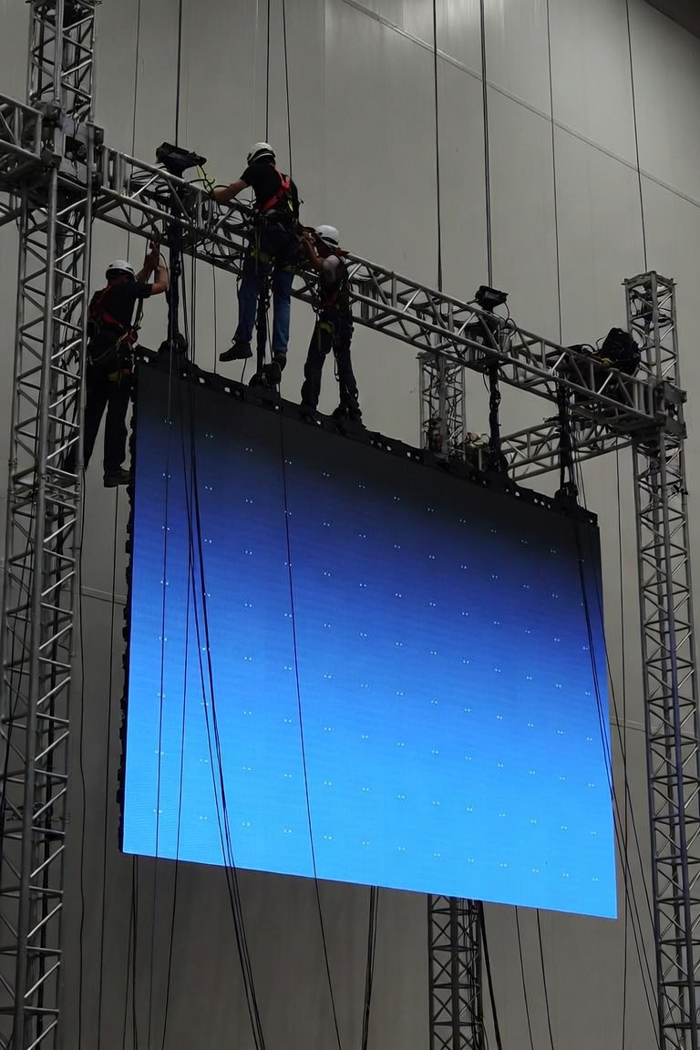 งานติดตั้งจอ LED โฆษณา Full Color ขนาด 4x3 เมตร หน้าห้างสรรพสินค้า